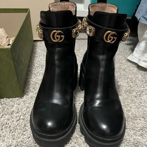 Gucci leather ankle boot with “belt” and logo